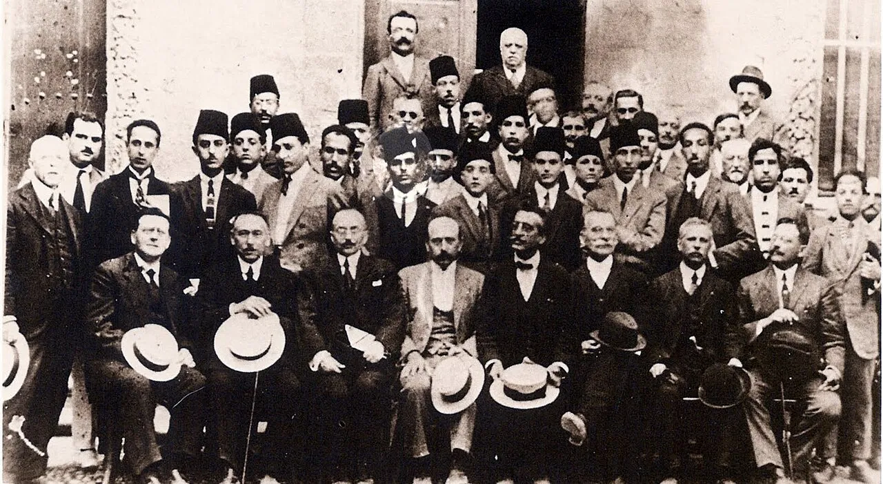 Habib Bourguiba with his classmates in his baccalaureate year, 1924 (National Archives of Tunisia, public domain).