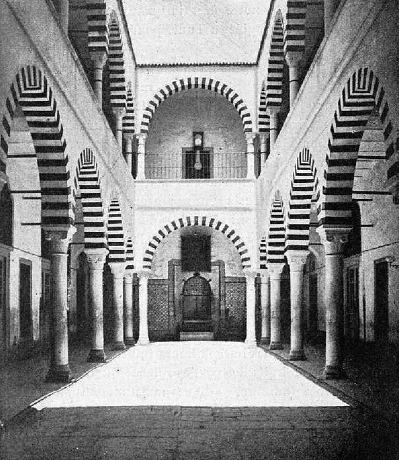 Courtyard of the former Sidi El Morjani barracks, the college’s first home (photograph, 1908).